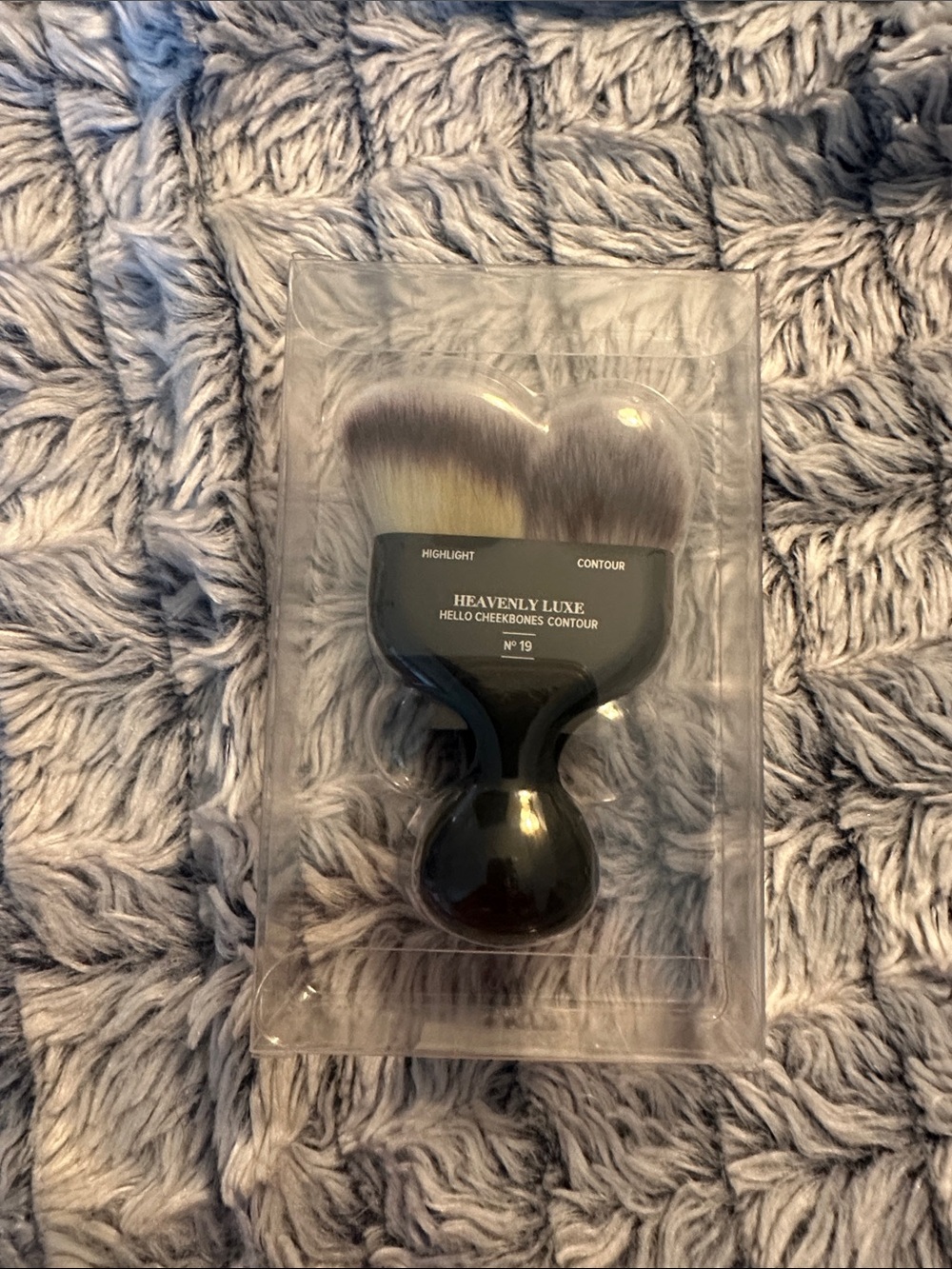 it cosmetics Hello Cheekbones Contour Brush No.19 — Black Handle, Gray Bristles